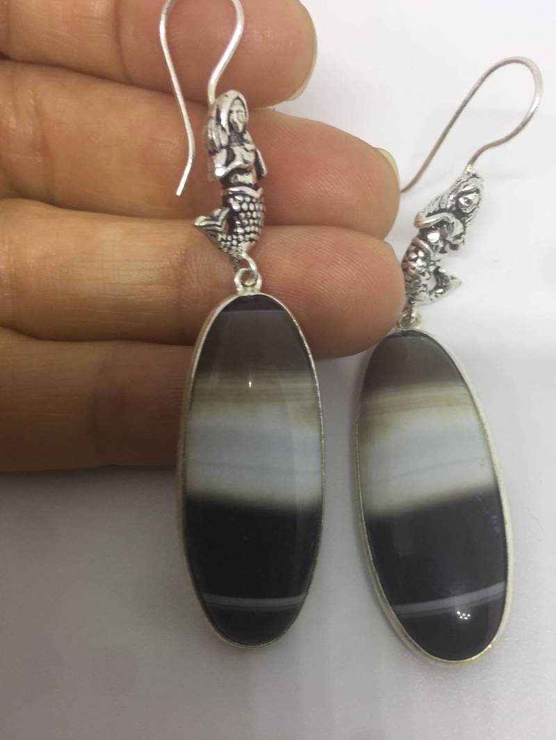 Vintage Handgemachte Sterling Silber Schwarz Und Weiße Achat Ohrringe in Mermaid Setting von NemesisJewelryNYC
