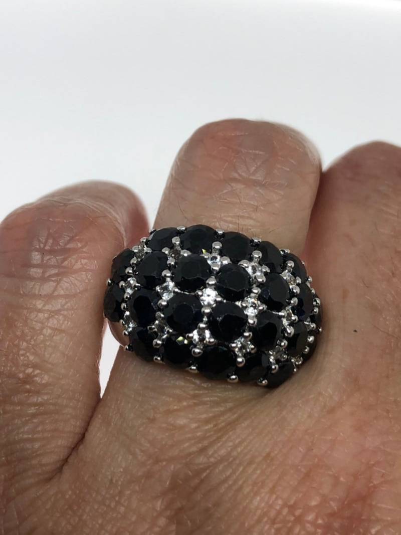 Vintage Handgemachter Tiefblauer Saphir Und Weiß 925 Sterling Silber Gothic Ring Vintage Handgemachter Tiefblauer Saphir Und Weiß 925 Sterling Silber Gothic Ring von NemesisJewelryNYC