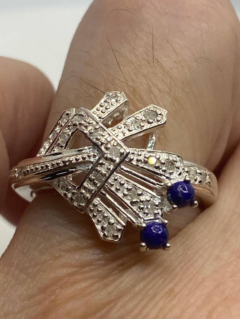 Vintage Handgemachter Tiefer Blauer Und Weißer Saphir 925 Sterling Silber Gothic Ring von NemesisJewelryNYC