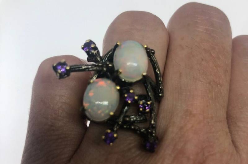 Vintage Handgemachter Weißer Feueropal Ring Aus Sterlingsilber Mit Schwarzem Rhodium von NemesisJewelryNYC
