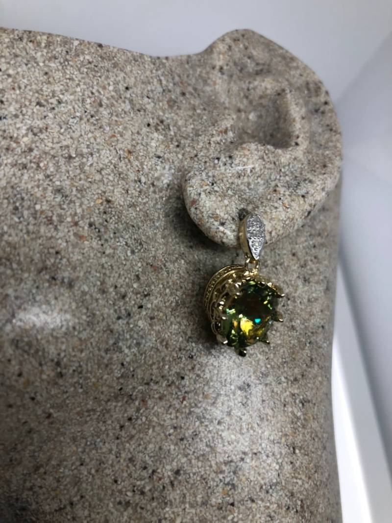 Vintage Handmade Gold Sterling Silber Echte Grün Mystic Peridot Und Weiß Saphir Ohrringe von NemesisJewelryNYC