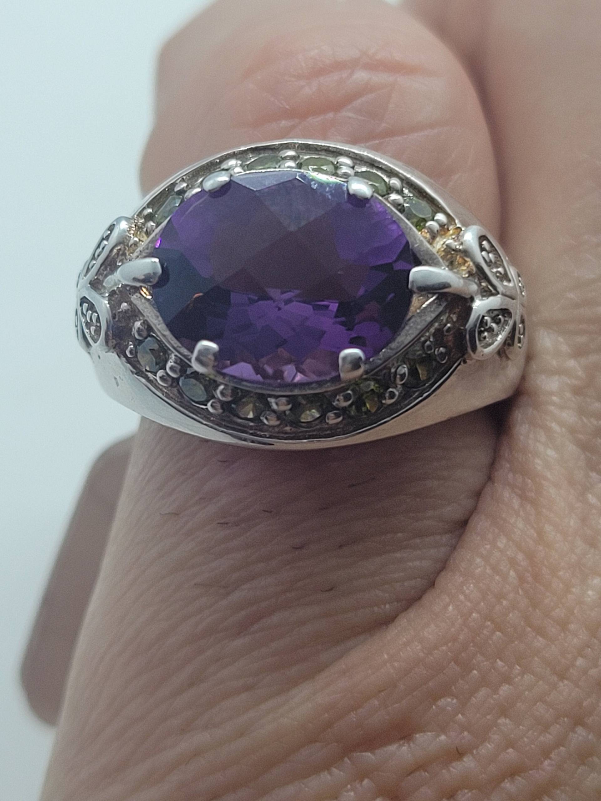 Vintage Lila Amethyst Mit Grünen Peridot Seitenstein Ring in 925 Sterling Silber Vintage Lila Amethyst Mit Grünen Peridot Seitenstein Ring in 925 Sterling Silber von NemesisJewelryNYC
