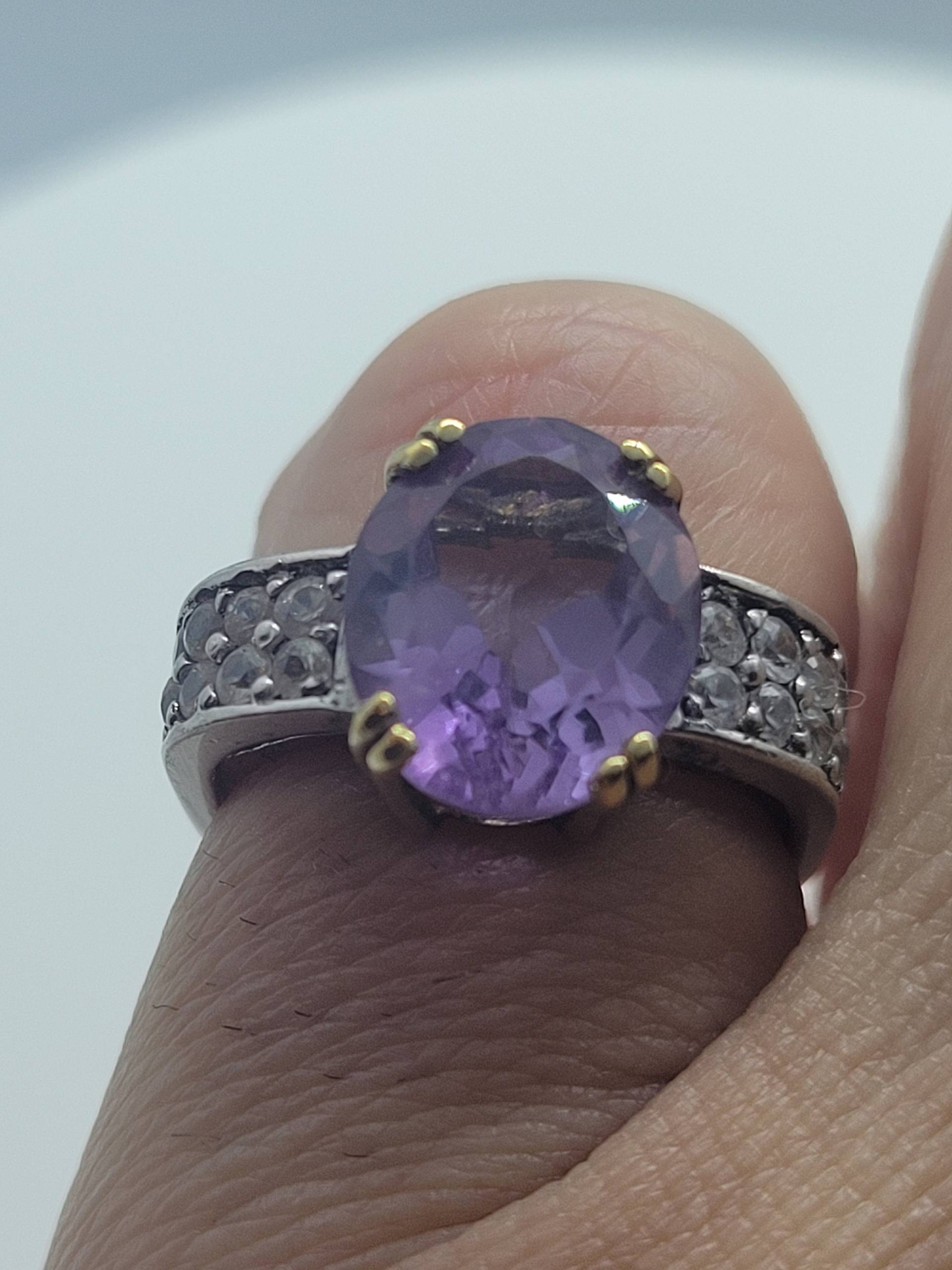 Vintage Lila Amethyst Mit Weißem Saphir Sidestones Ring Aus 925 Sterling Silber 14K Gold Akzent von NemesisJewelryNYC