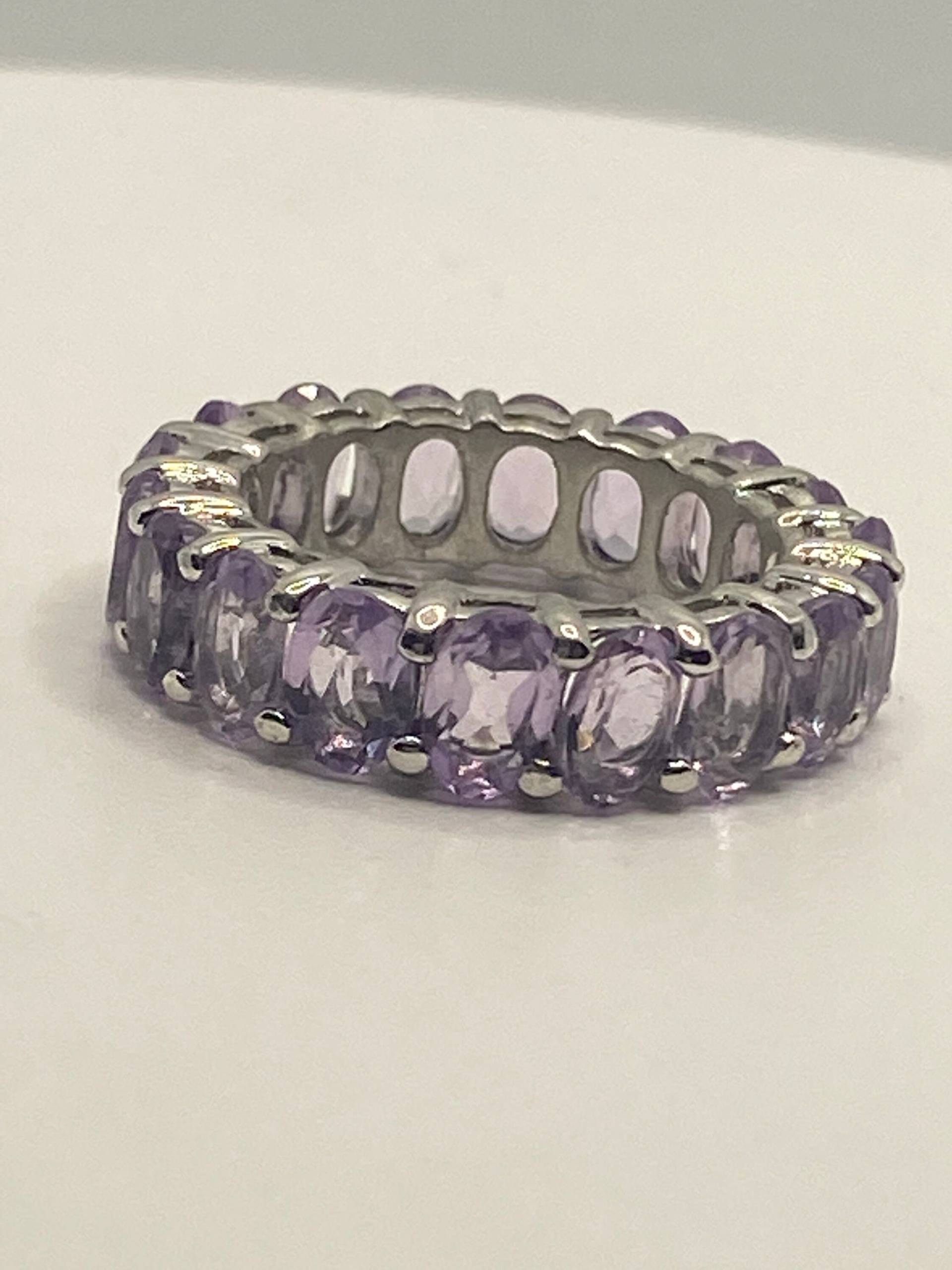 Vintage Lila Amethyst Ring in 925 Sterling Silber Eternity Band von NemesisJewelryNYC