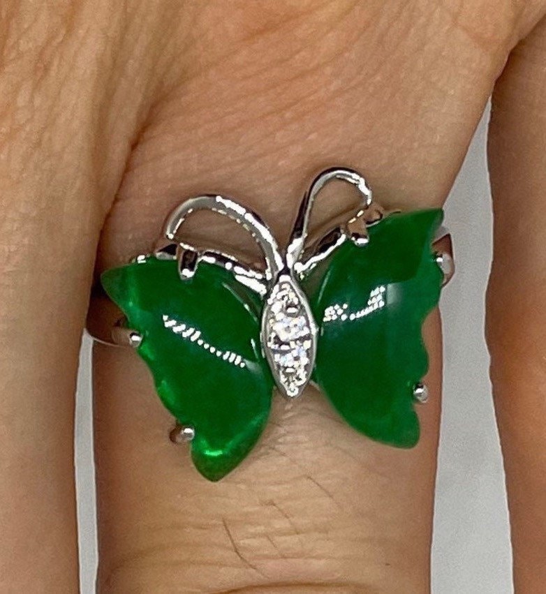 Vintage Lucky Green Mariposa Schmetterling Nephrit Jade Cocktail Ring von NemesisJewelryNYC