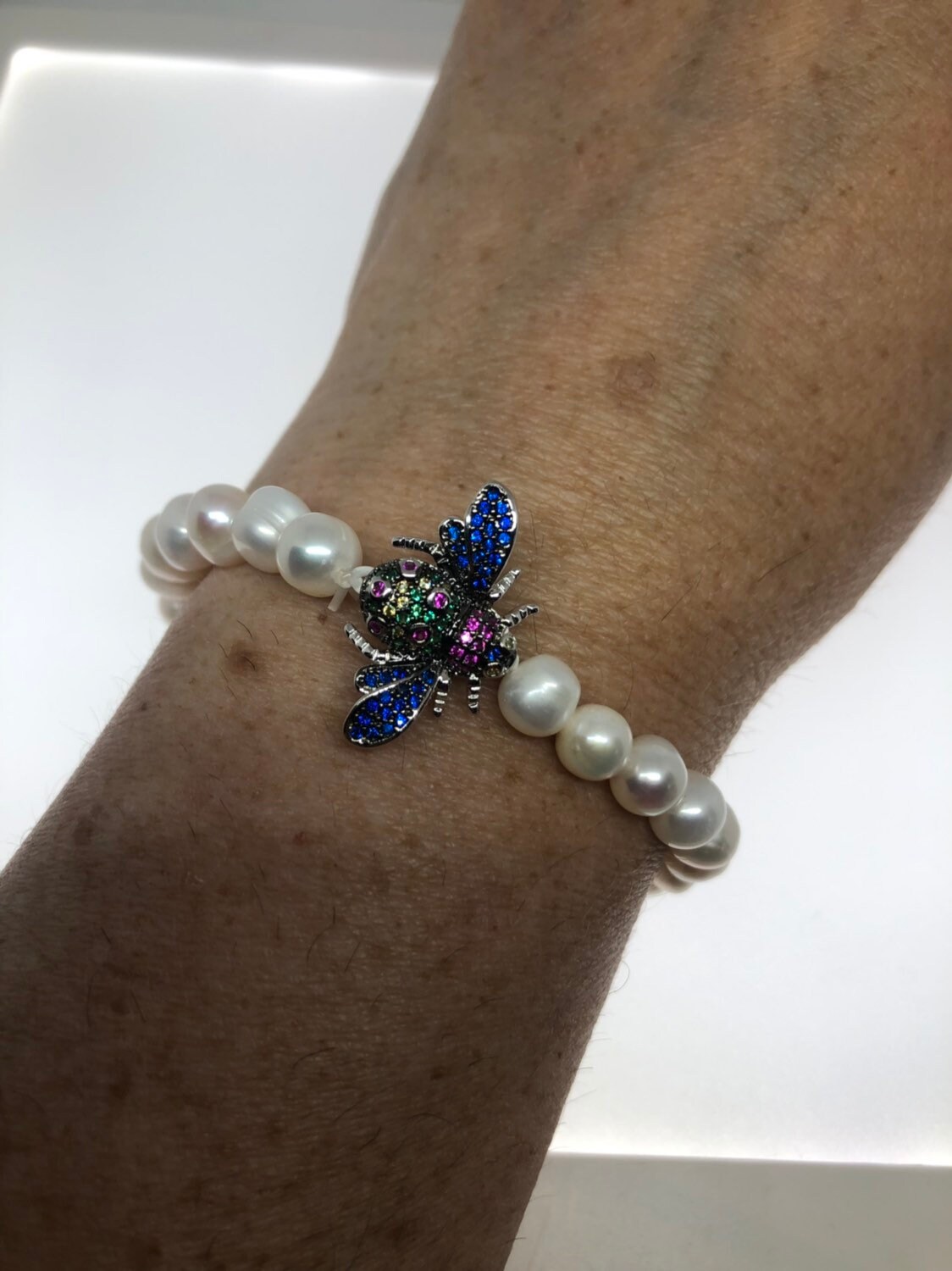 Vintage Perlen Stretch Armband | Kristall Biene Charm von NemesisJewelryNYC