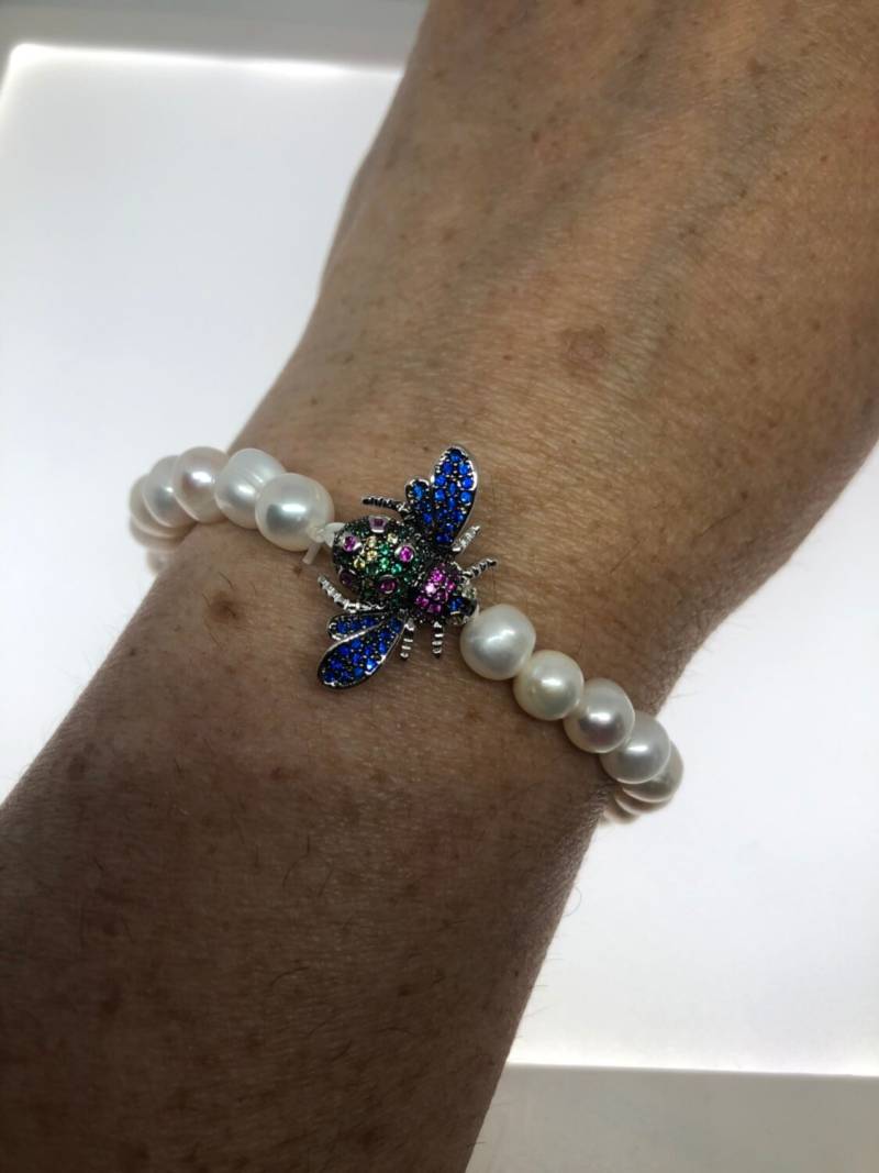Vintage Perlen Stretch Armband | Kristall Biene Charm von NemesisJewelryNYC