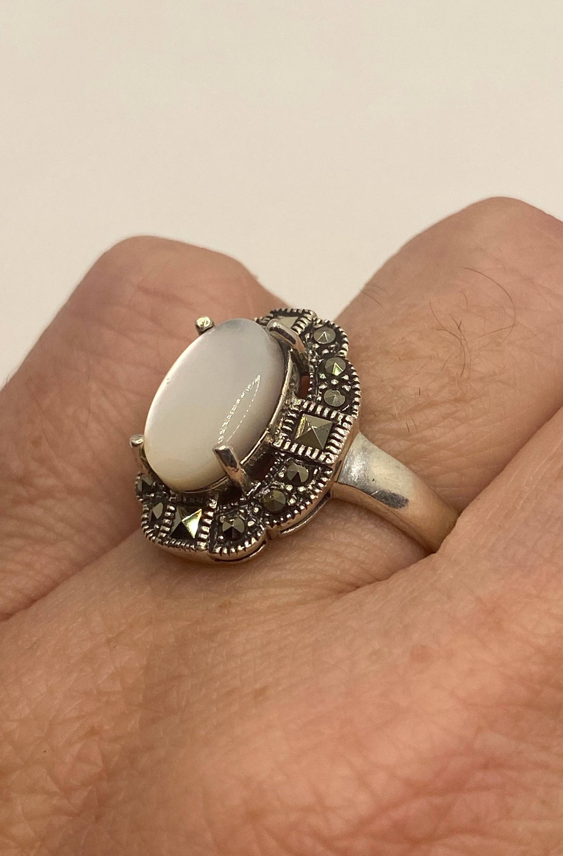 Vintage Perlmutt 925 Sterling Silber Marcasite Cocktail Ring von NemesisJewelryNYC