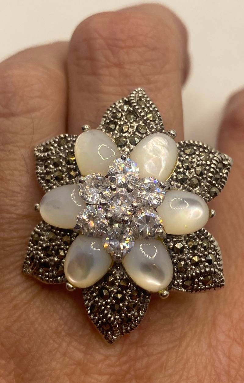 Vintage Perlmutt 925 Sterling Silber Markasit Blumen Ring von NemesisJewelryNYC
