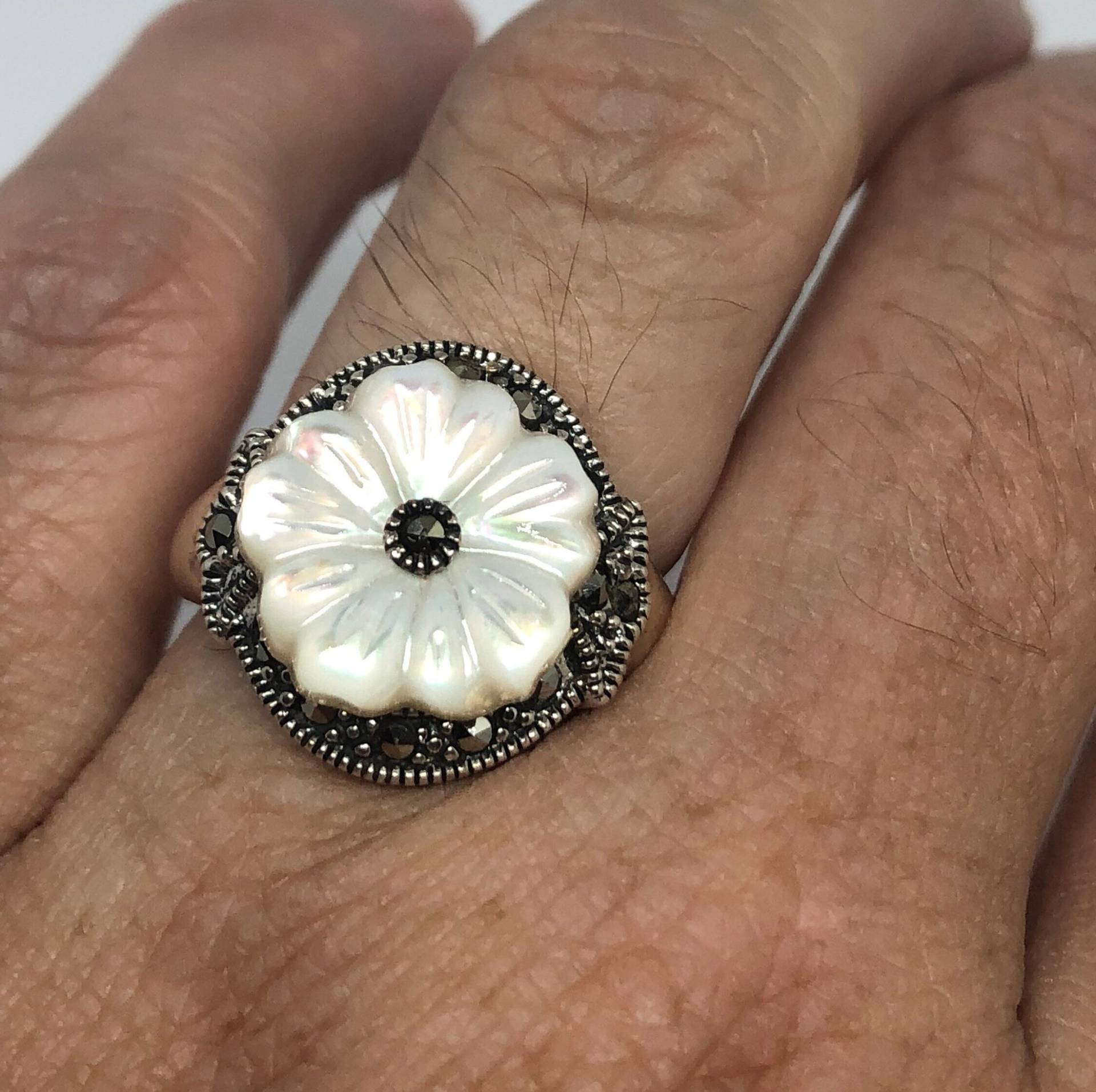 Vintage Perlmutt 925 Sterling Silber Markasit Blumen Ring von NemesisJewelryNYC