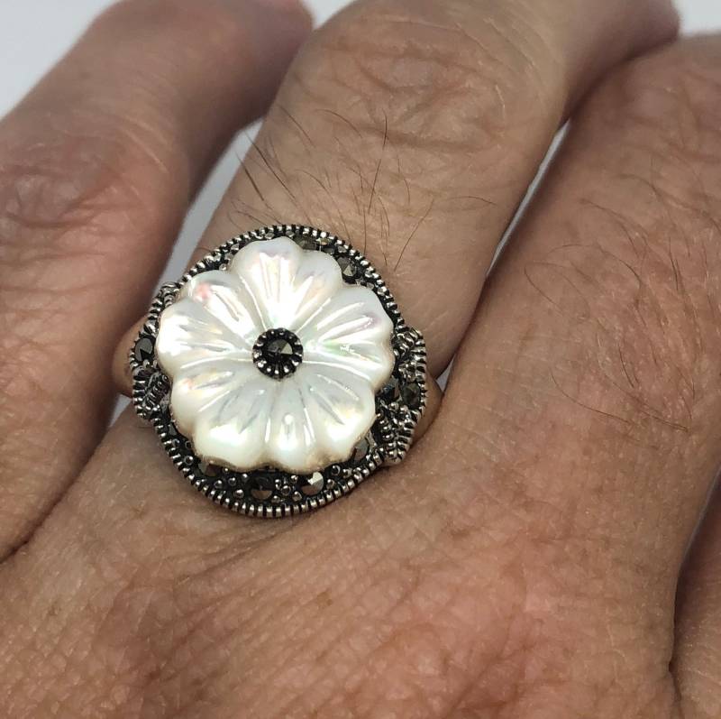 Vintage Perlmutt 925 Sterling Silber Markasit Blumen Ring von NemesisJewelryNYC