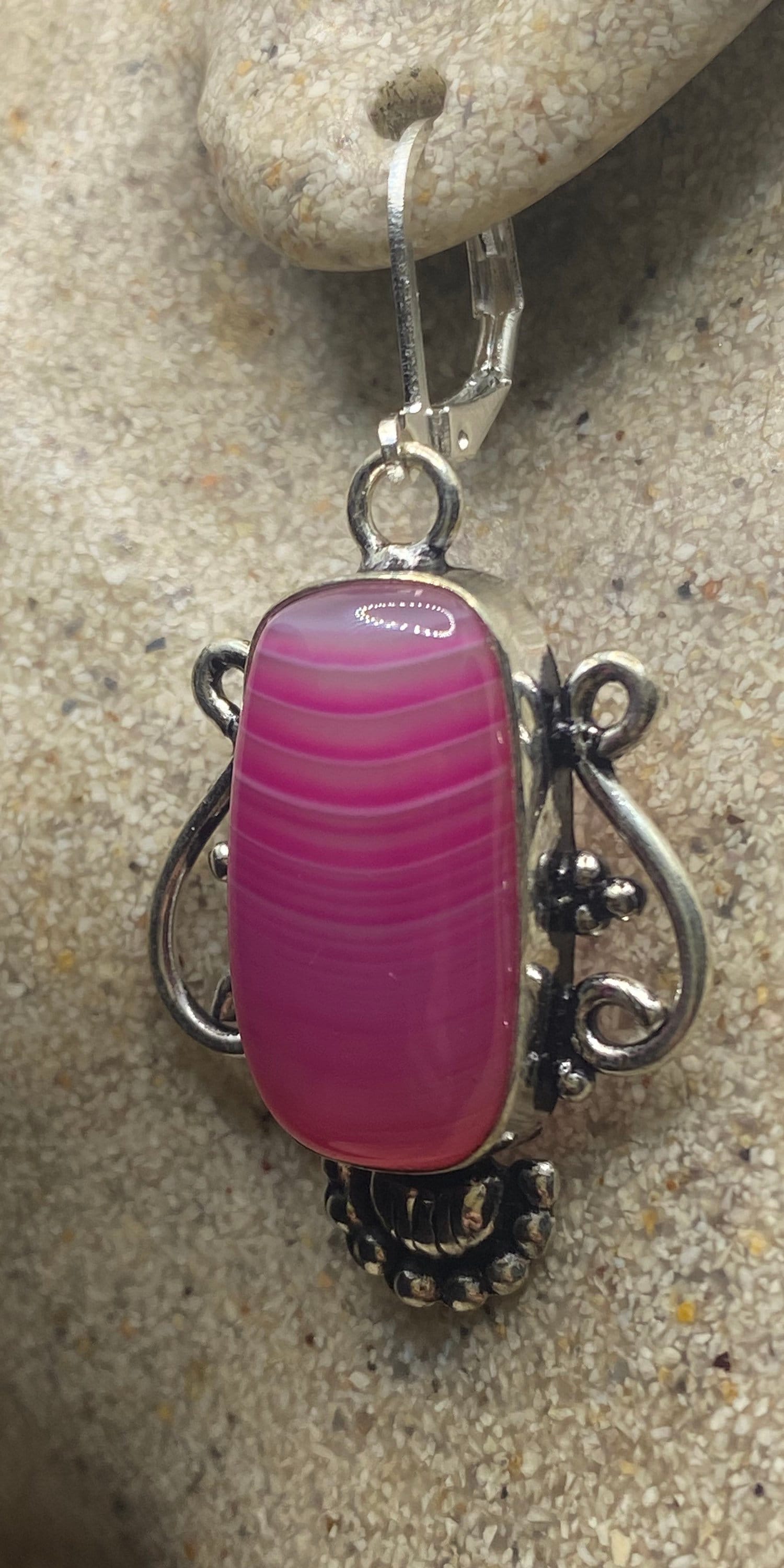 Vintage Pink Gebänderte Achat Silber Brisur Ohrringe von NemesisJewelryNYC