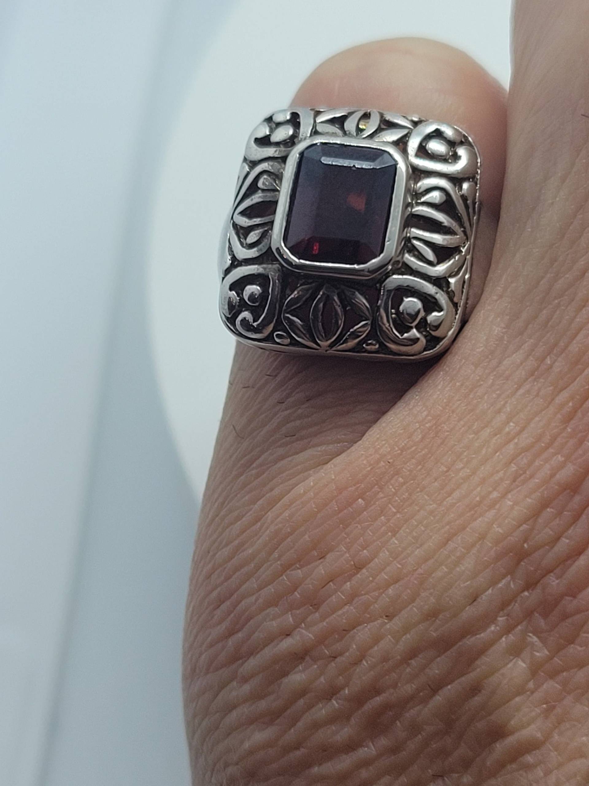 Vintage Roter Granat Ring in 925 Sterling Silber Filigrane Zierde von NemesisJewelryNYC