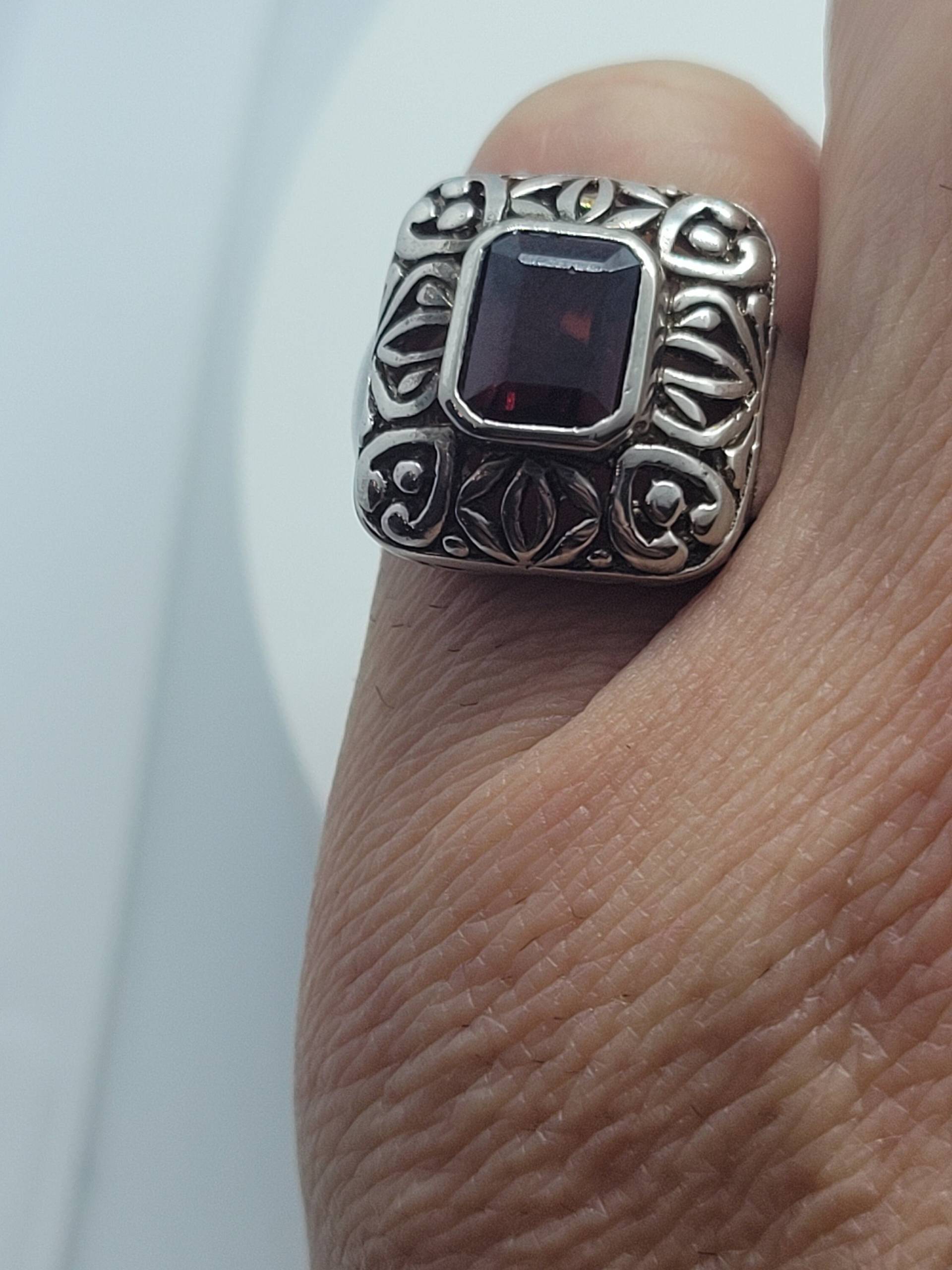 Vintage Roter Granat Ring in 925 Sterling Silber Filigrane Einstellung Vintage Roter Granat Ring in 925 Sterling Silber Filigrane Einstellung von NemesisJewelryNYC