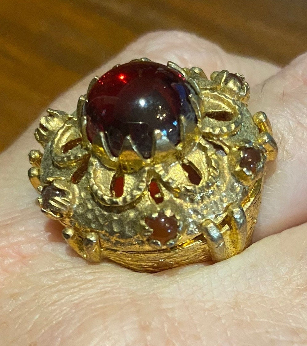 Vintage Roter Rubin Glas Golden Bronze Ring von NemesisJewelryNYC