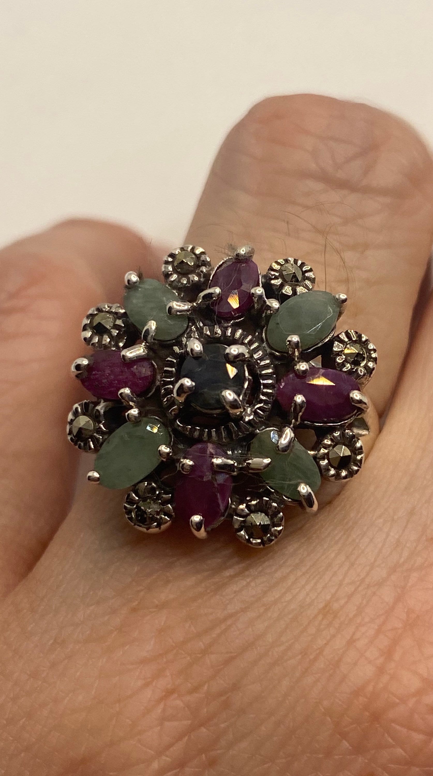 Vintage Smaragd, Rubin, Saphir Marcasite 925 Sterling Silber Cocktail Ring von NemesisJewelryNYC