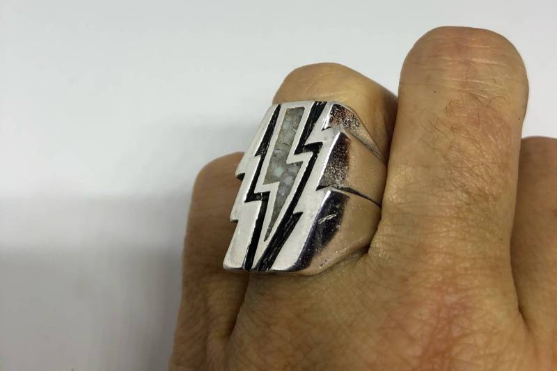 Vintage Southwestern Opal Weiß Perlmutt Beleuchtung Bolt Herren Biker Ring von NemesisJewelryNYC