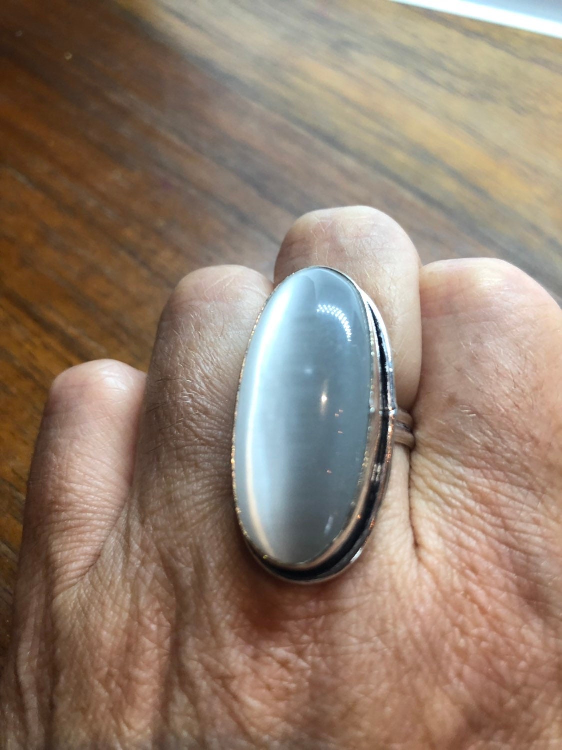 Vintage Weiße Katzen Augen Kunst Glas Ring Etwa 1 Zoll Langen Knöchelring von NemesisJewelryNYC