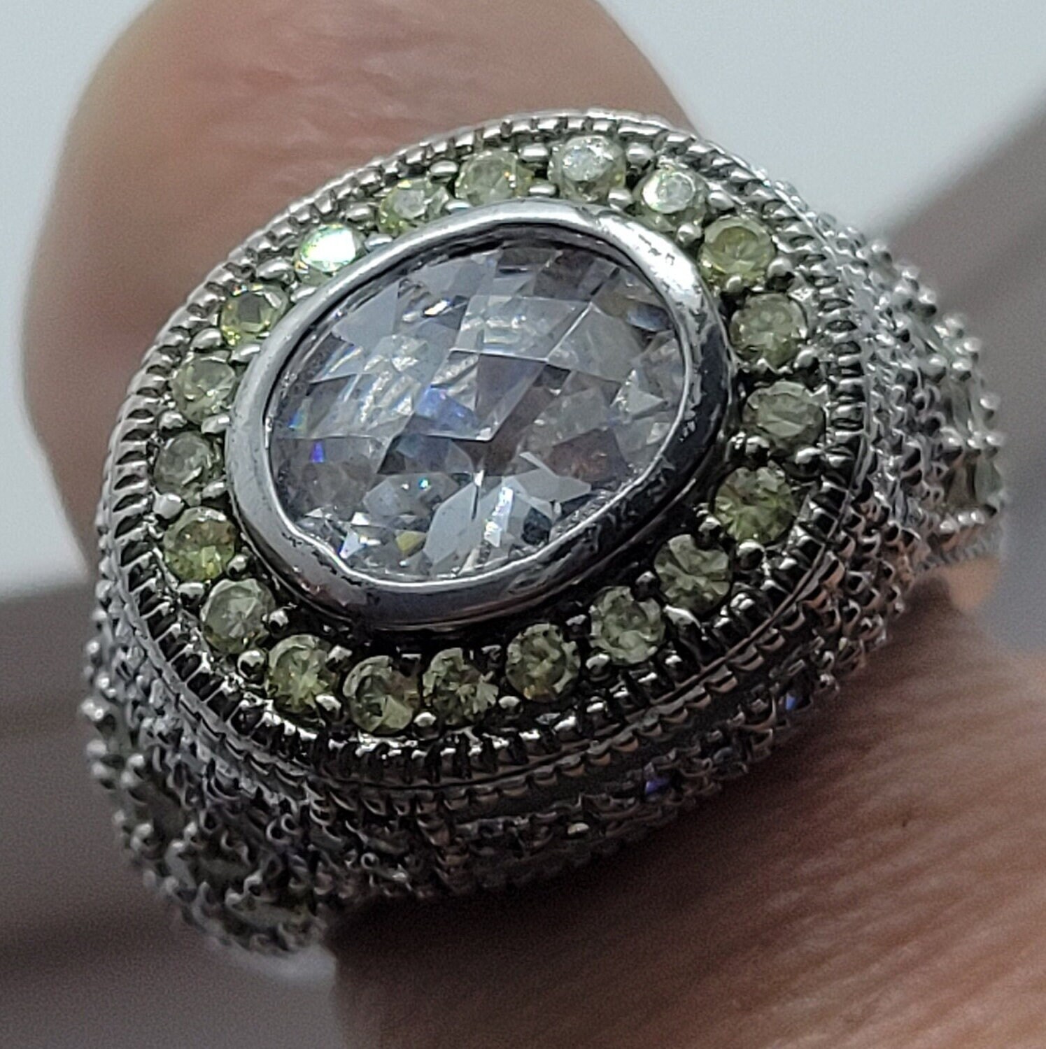 Vintage Weißer Topas Ring Aus 925 Sterling Silber Mit Echten Weißen Saphiren Und Grünen Peridots Vintage Weißer Topas Ring Aus 925 Sterling Silber Mit Echten Weißen Saphiren Und Grünen Peridots von NemesisJewelryNYC