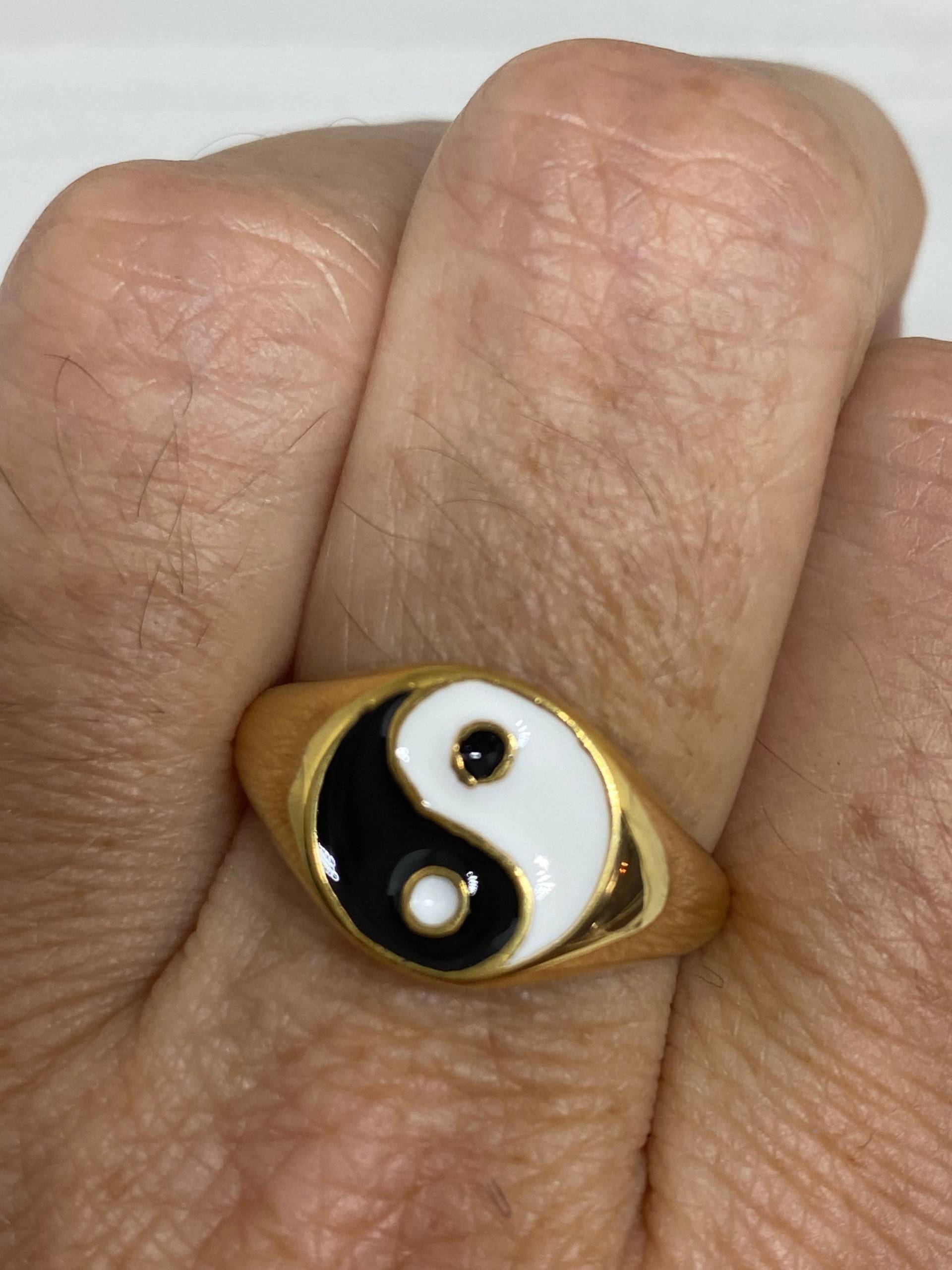 Vintage Ying Yang Herren Kampfsport Golden Edelstahl Emaille Ring von NemesisJewelryNYC