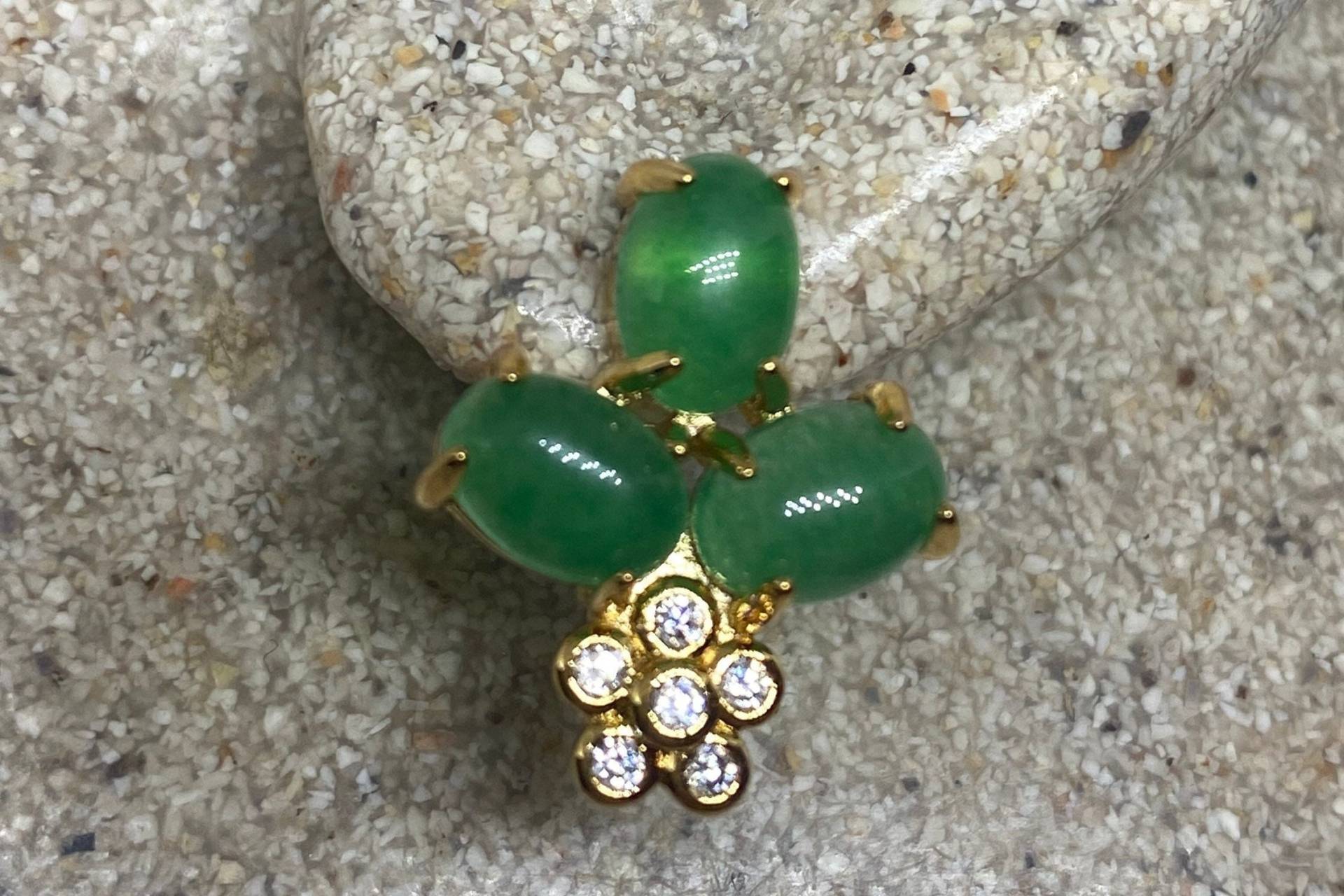 Weinlese-Spaß-Grüne Jade-Edelstein-Goldene Bronze Ohrstecker von NemesisJewelryNYC