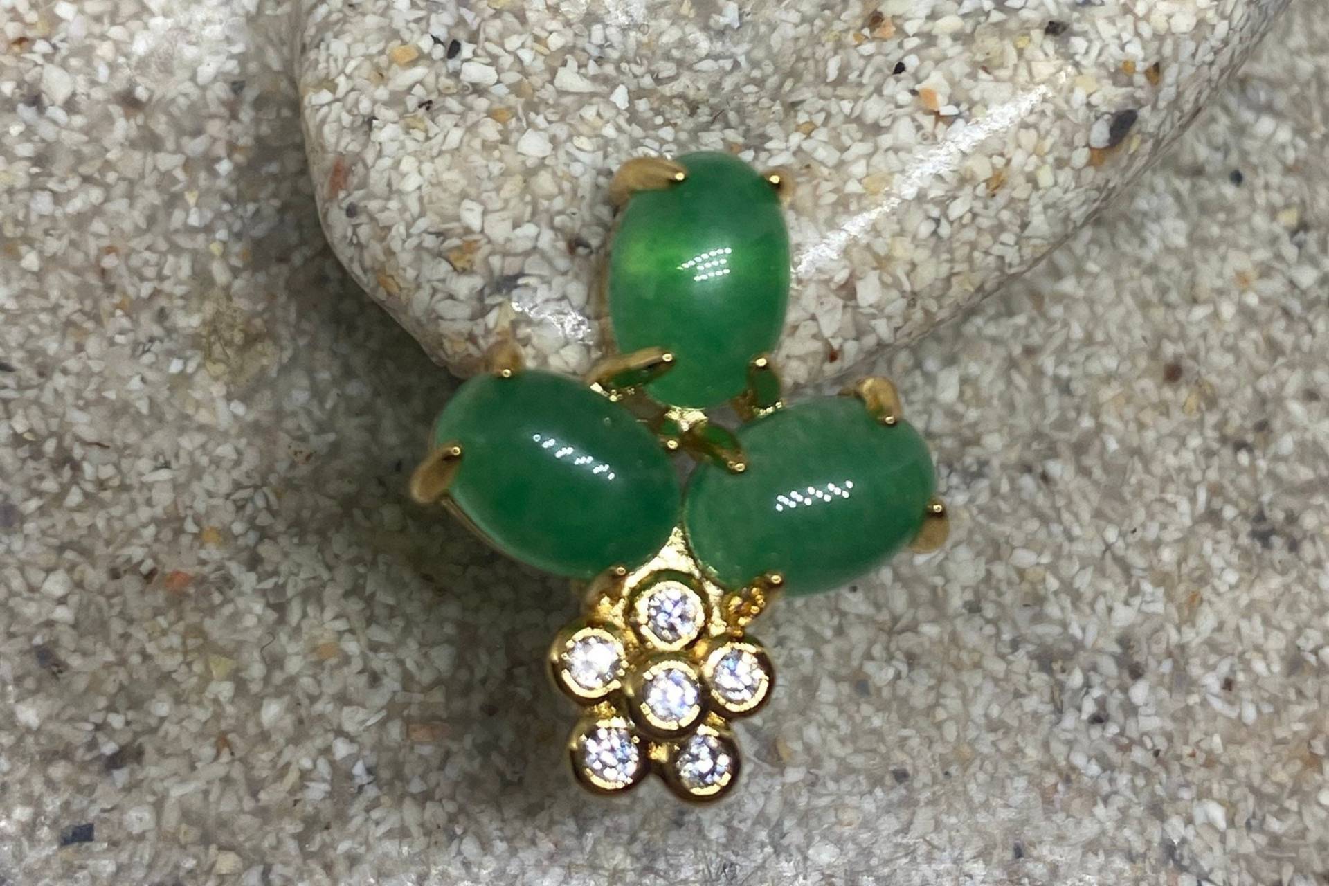 Weinlese-Spaß-Grüne Jade-Edelstein-Goldene Bronze Ohrstecker Weinlese-Spaß-Grüne Jade-Edelstein-Goldene Bronze Ohrstecker von NemesisJewelryNYC