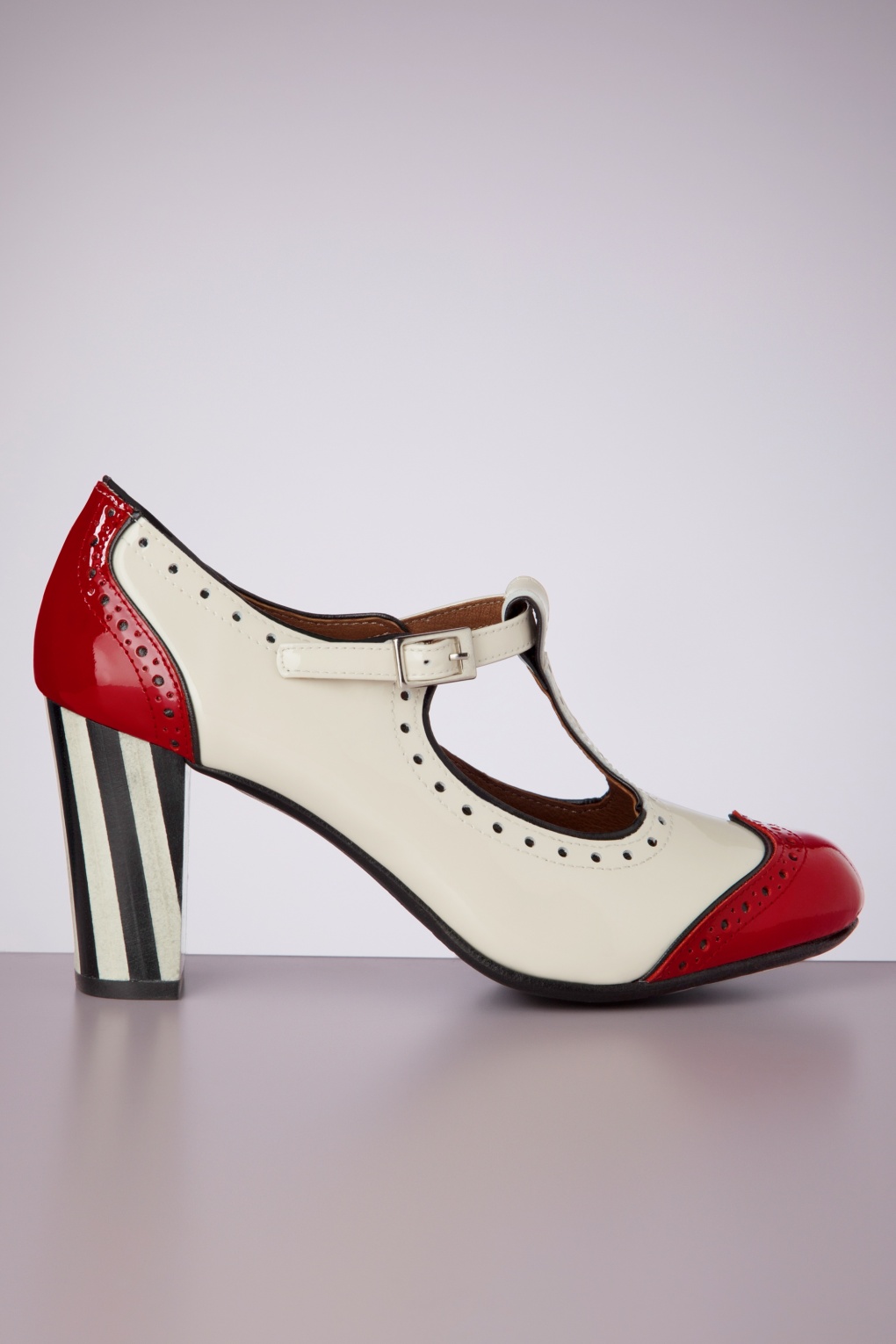 Ojo T-Riemen Pumps in Creme und Rot von Nemonic