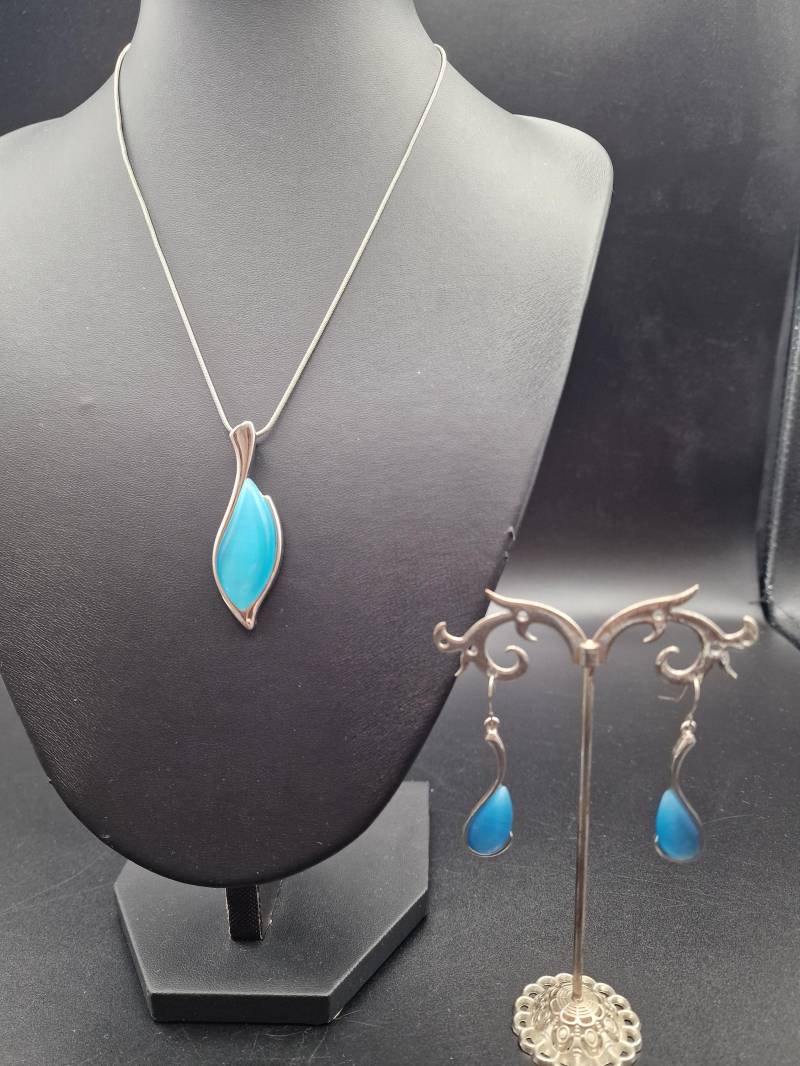 Silver Necklace & Earrings With Blue Chatoyancy Glass von NenkosShop