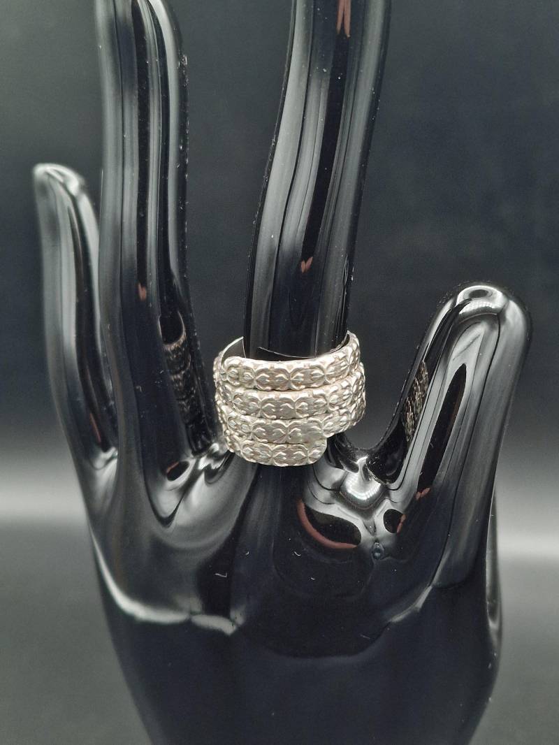 Vintage 925 Sterling Silver Hammered Flower Statement Ring von NenkosShop