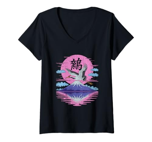 Damen Fliegender japanischer Kranich über dem Fuji mit rosa Sonne T-Shirt mit V-Ausschnitt von NeoWave