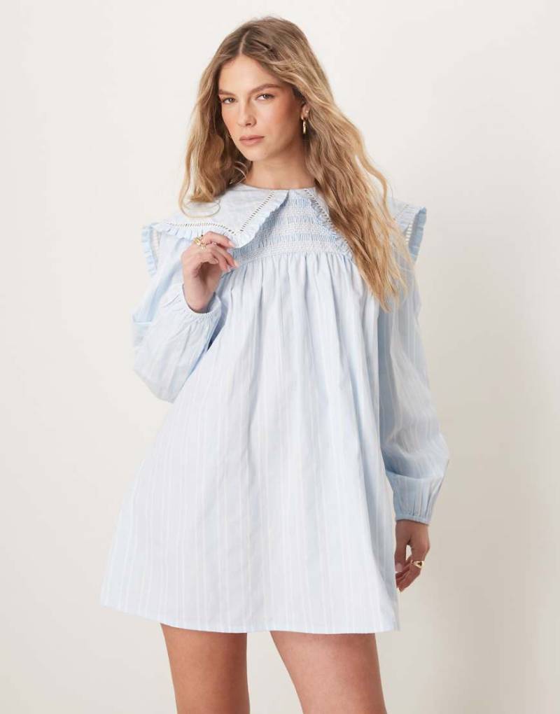 Neon Rose - Babydoll-Kleid in Hellblau mit gesmoktem Detail von Neon Rose