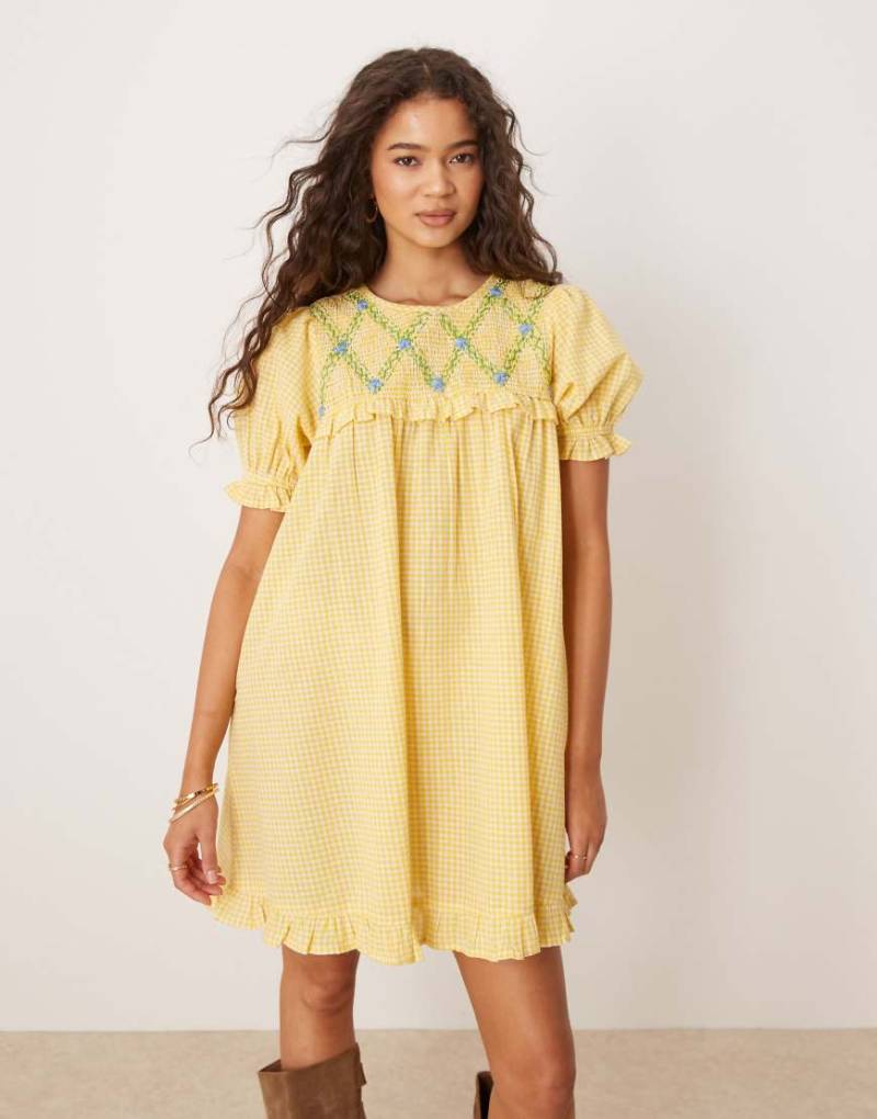 Neon Rose - Babydoll-Minikleid in Gelb mit Vichy-Karo und gesmoktem Detail von Neon Rose