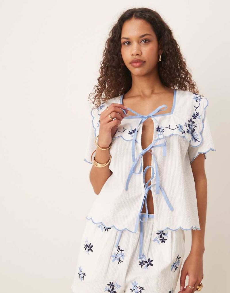 Neon Rose - Bestickte, kastige Bluse in Weiß und Blau mit gebundener Vorderseite, Kombiteil von Neon Rose