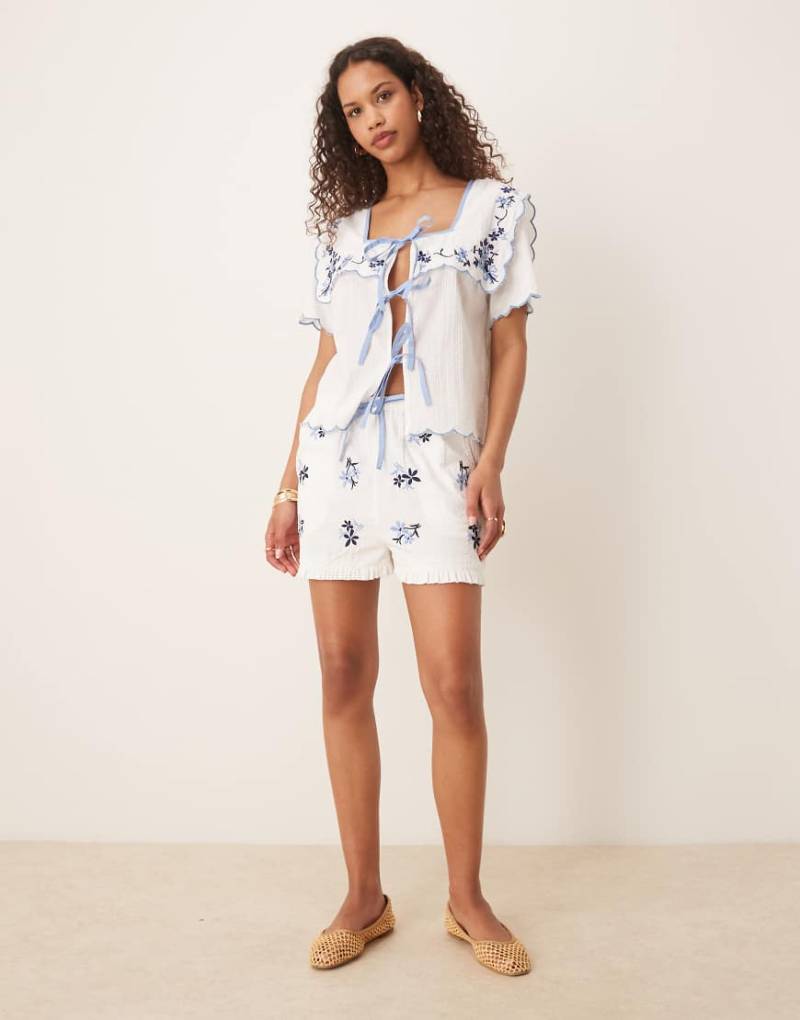 Neon Rose - Bestickte Shorts in Weiß und Blau mit Bindebändern vorne, Kombiteil von Neon Rose