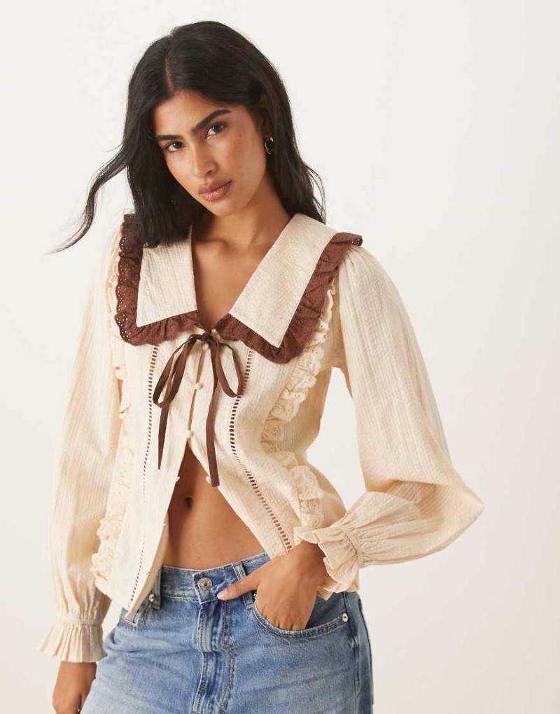 Neon Rose - Bluse aus Leinen in Creme mit kontrastierenden Schleifendetails in Braun-Brown von Neon Rose