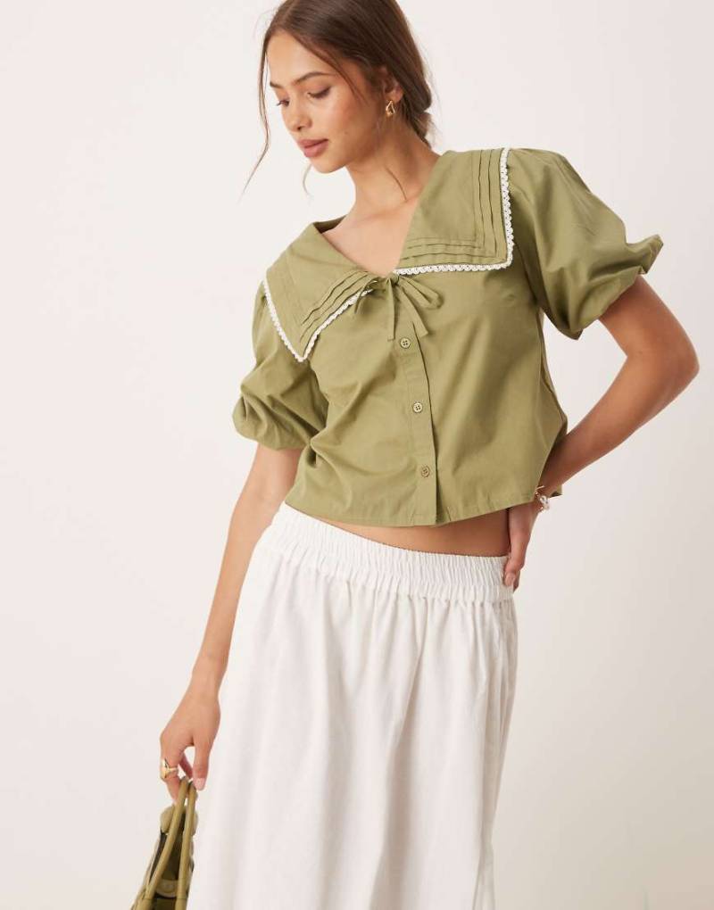 Neon Rose - Bluse in Olivgrün mit Matrosenkragen und Puffärmeln von Neon Rose