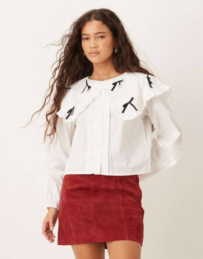 Neon Rose - Bluse in Weiß mit Oversize-Kragen mit Schleifenverzierung von Neon Rose