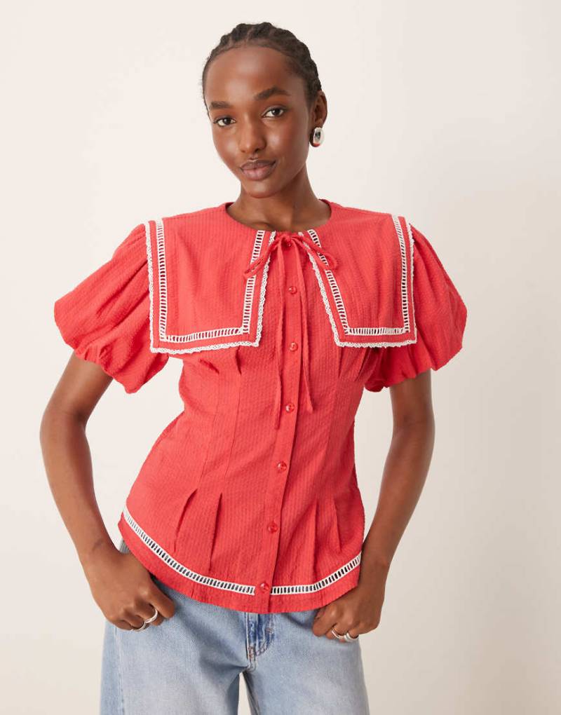 Neon Rose - Figurbetonte Bluse in Rot mit überdimensionalem Matrosenkragen von Neon Rose