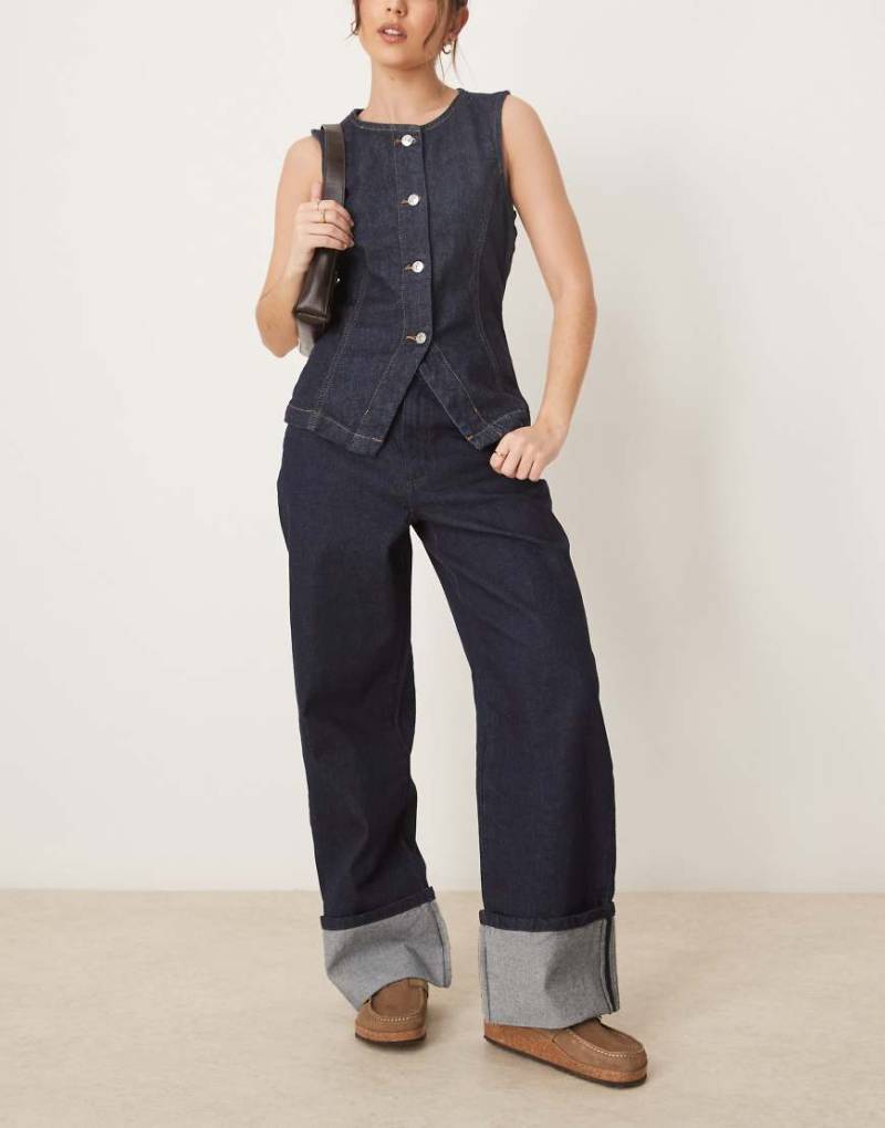 Neon Rose - Gerade geschnittene Jeans in Indigoblau mit umgeschlagenem Saum-Marineblau von Neon Rose