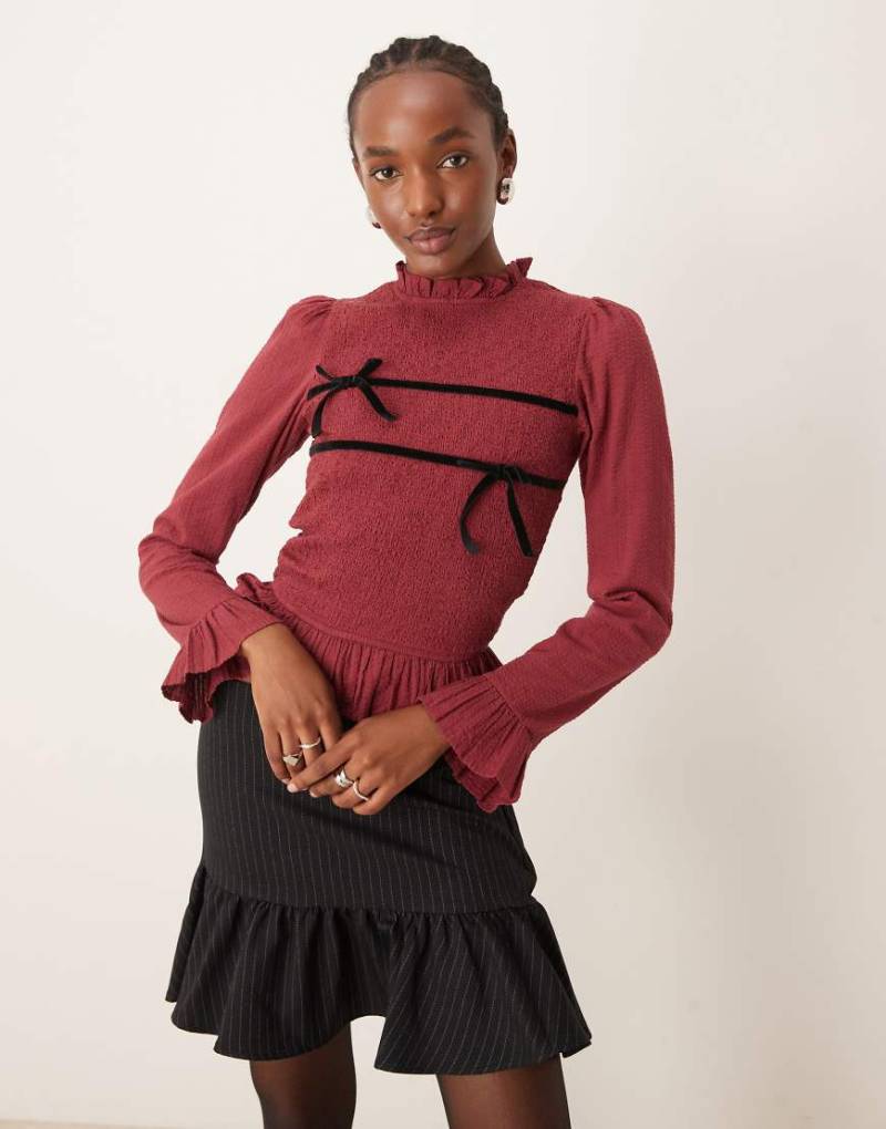 Neon Rose - Gesmokte, langärmlige Bluse in Burgunderrot mit Samtschleifen von Neon Rose