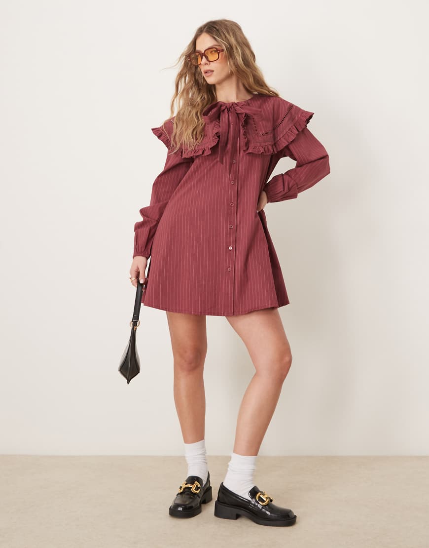 Neon Rose - Hängerkleid in Burgunderrot mit Kragendetail und Nadelstreifen von Neon Rose