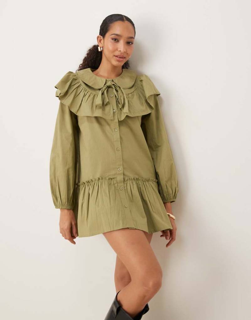 Neon Rose - Hängerkleid in Olivgrün mit Rüschenkragen von Neon Rose