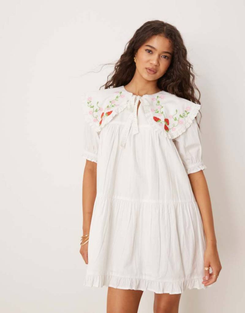 Neon Rose - Hängerkleid in Weiß mit Stickerei von Neon Rose