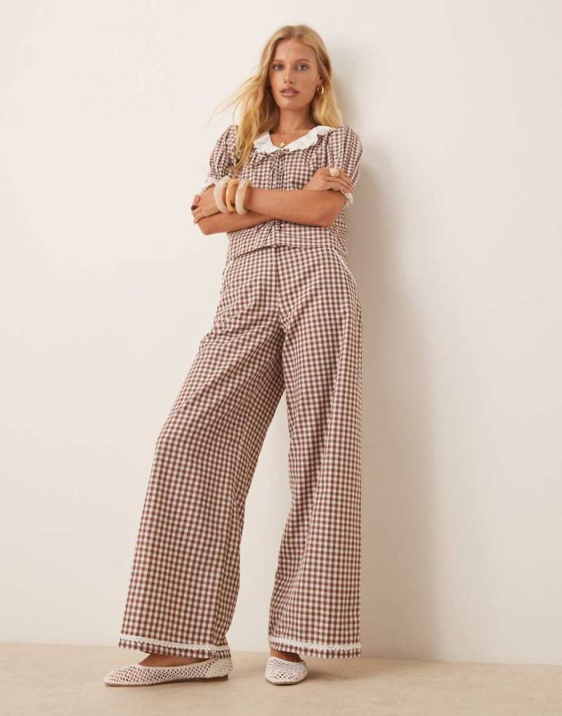 Neon Rose - Hose in Braun mit Vichy-Karomuster und weitem Bein von Neon Rose