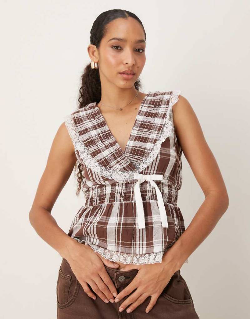 Neon Rose - Karierte Wickelbluse in Beige mit Rüschen-Neutral von Neon Rose