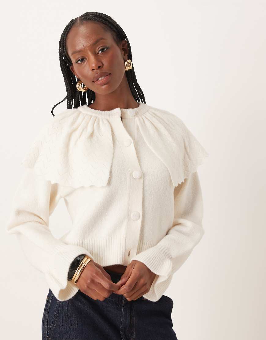 Neon Rose - Langärmlige Strickjacke mit Cape-Detail in Creme-Weiß von Neon Rose