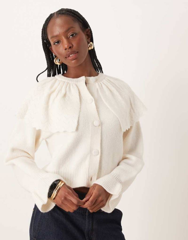 Neon Rose - Langärmlige Strickjacke mit Cape-Detail in Creme-Weiß von Neon Rose