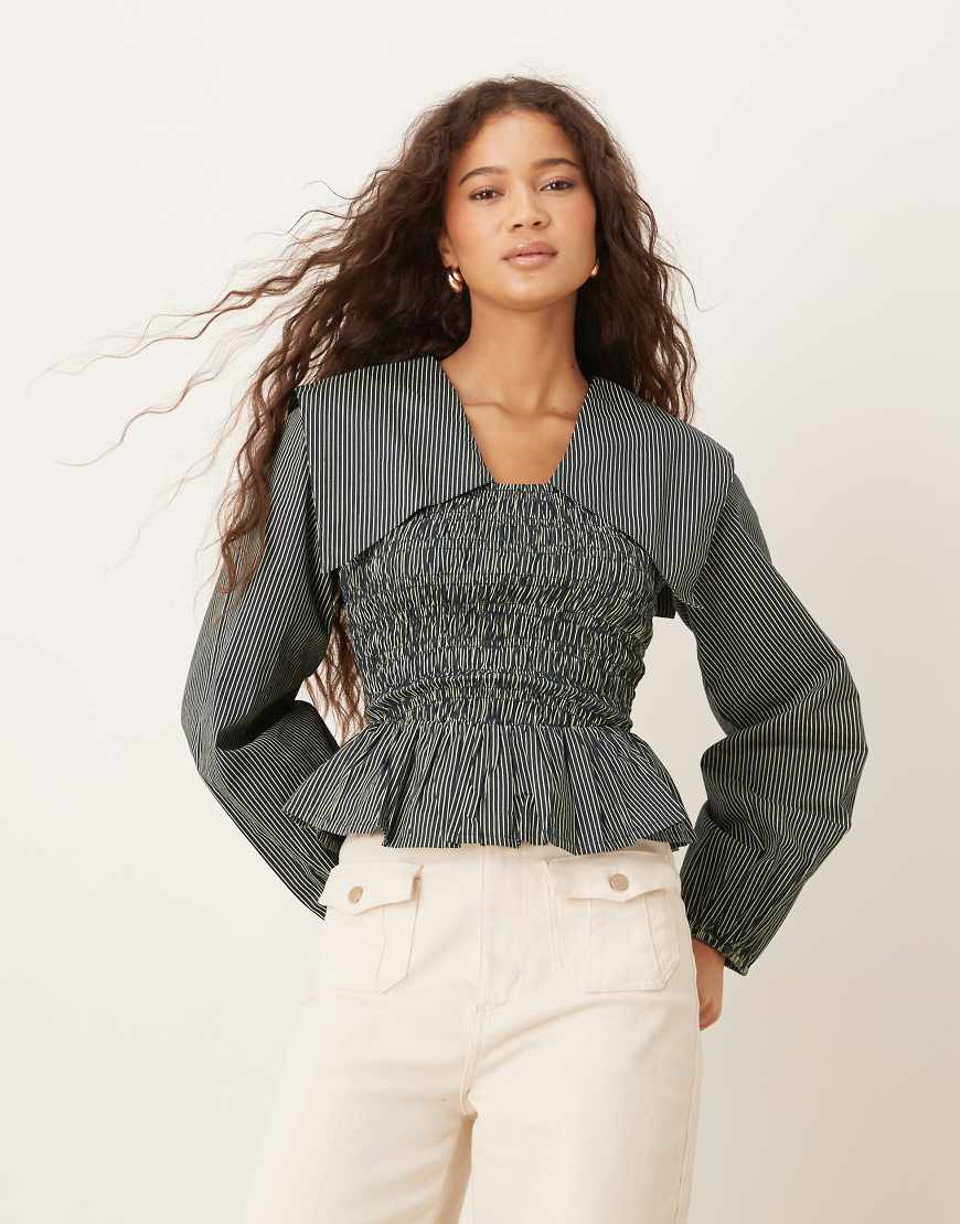 Neon Rose - Langärmliges, gesmoktes Oberteil in Marineblau mit buttergelben Streifen und Oversize-Kragen Neon Rose - Langärmliges, gesmoktes Oberteil in Marineblau mit buttergelben Streifen und Oversize-Kragen von Neon Rose