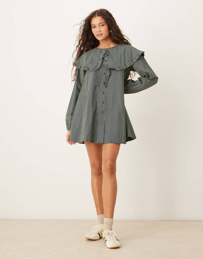 Neon Rose - Oversize-Kleid in Marineblau mit Kragen und gelben Streifen von Neon Rose