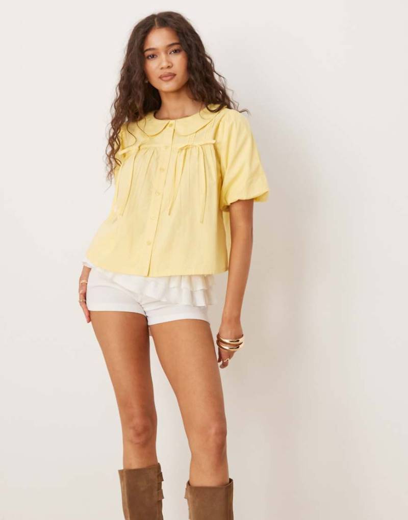 Neon Rose - Plissierte Bluse in Zitronengelb mit Schleifendetail und Puffärmeln von Neon Rose